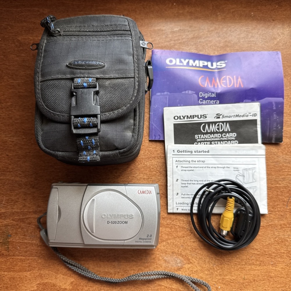 Olympus D-520 ZOOM 2.0 Megapixel Digital Camera + Case + Accessories READ - Picture 1 of 9